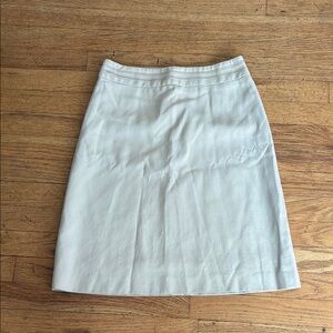 😀3 for $20😀 Ann Taylor size 2 beige Aline Skirt - excellent condition.